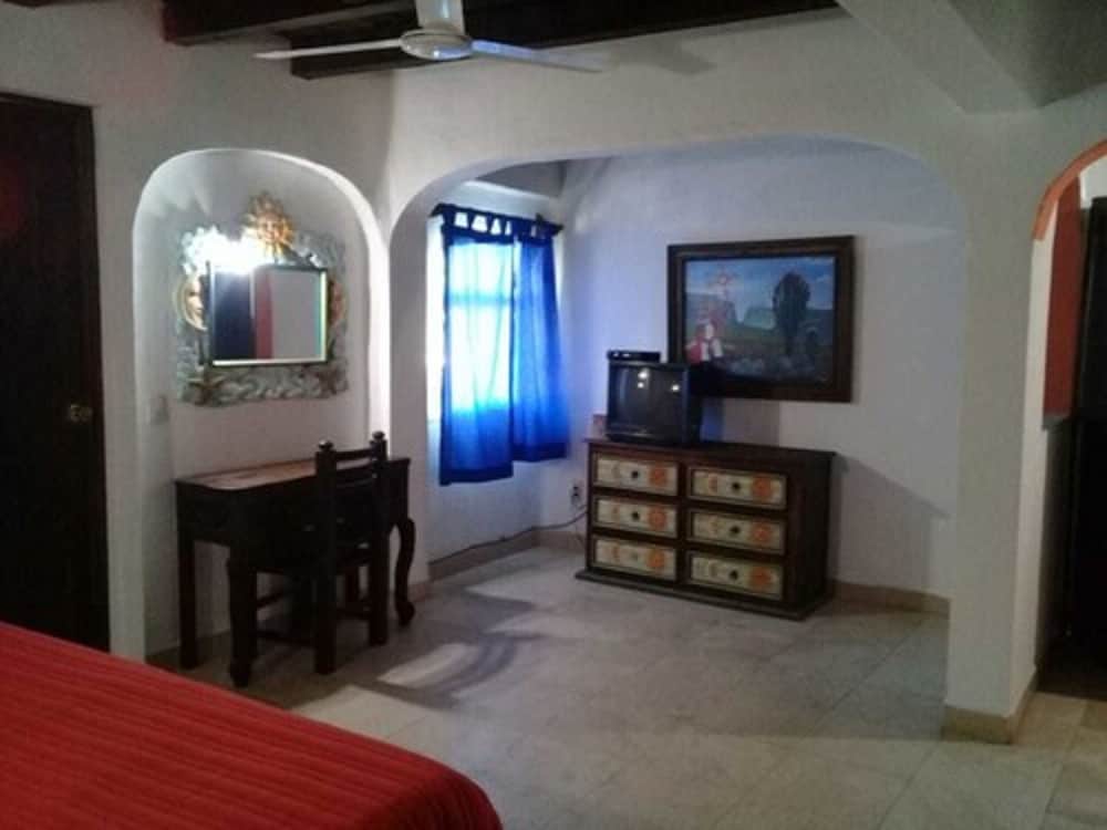 Standard Room, 1 King Bed photo 2