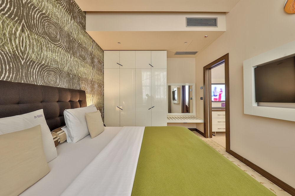 Royal Apartment, 1 Bedroom, Hot Tub - Photo 4