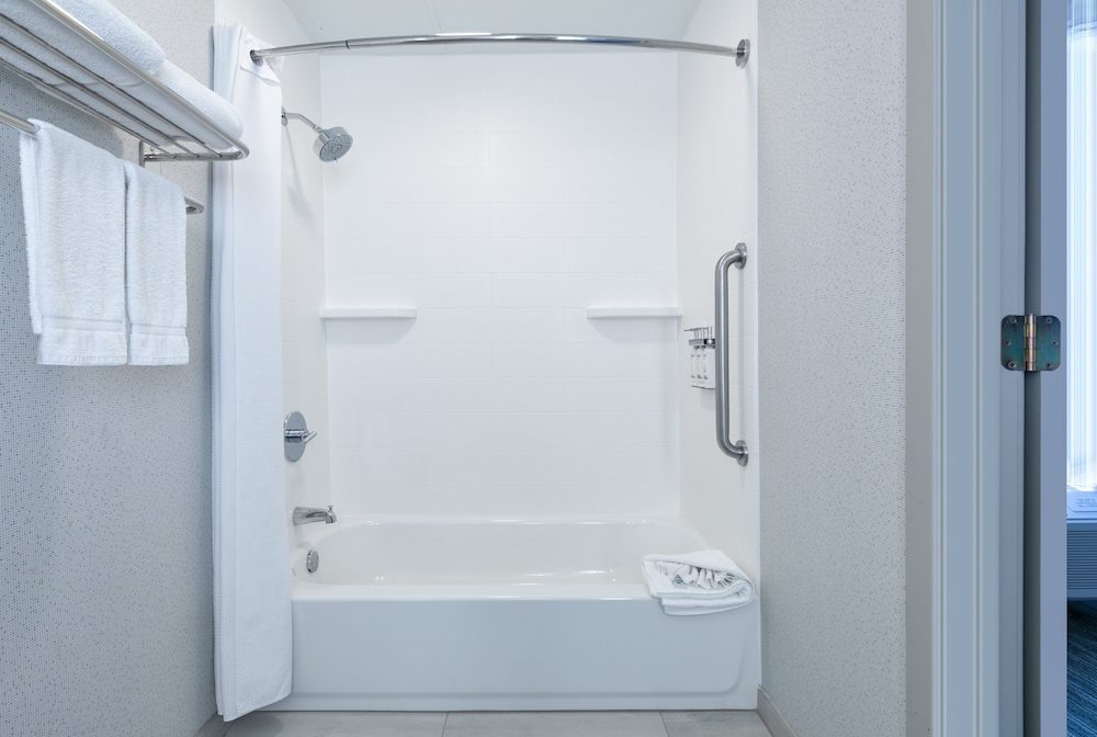 Suite, 1 King Bed, Accessible Bathtub - Photo 2