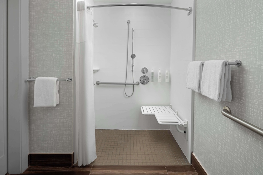 Room, 1 Queen, Accessible, Roll In Shower, Non Smoking - Photo 6