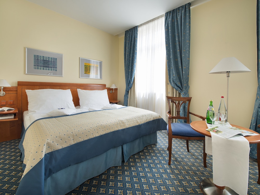 Room, 1 King Bed, Non Smoking - Photo 2