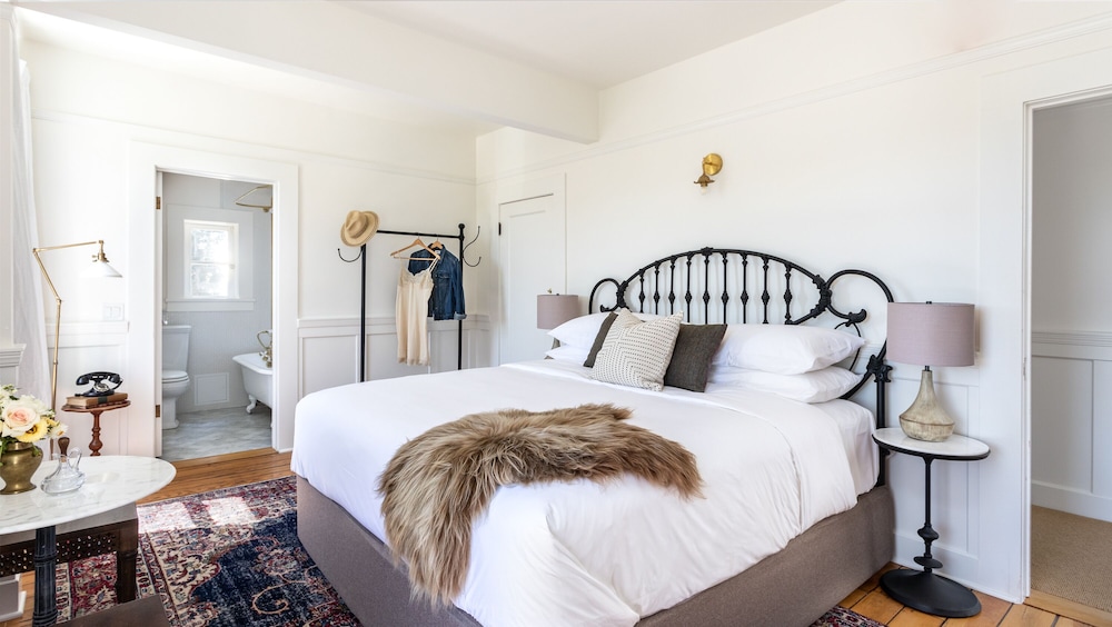 Deluxe Room, 1 Queen Bed (Purcell Queen)