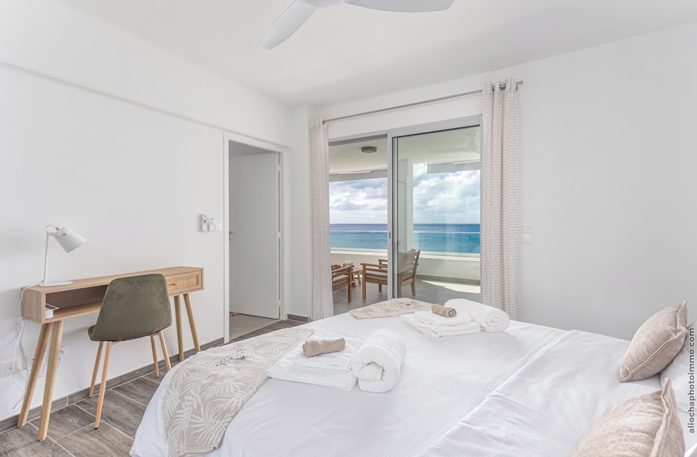 Superior Apartment, 3 Bedrooms, Beach View photo 2