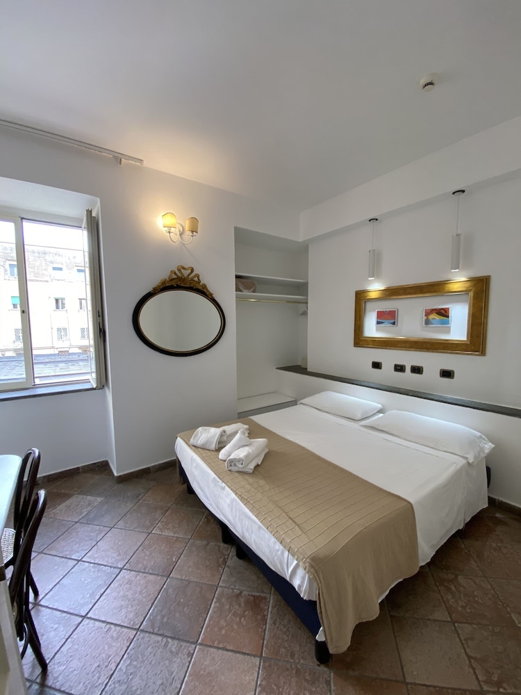 Standard Double Room, 1 Queen Bed, Non Smoking, Air conditioning - Photo 5