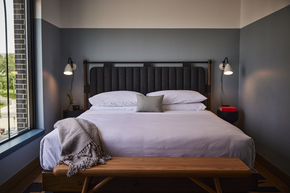 Suite, 1 King Bed with Sofa bed (The Artist's, ADA) photo 2