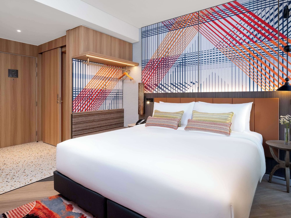 Deluxe Room, 1 King Bed photo 2