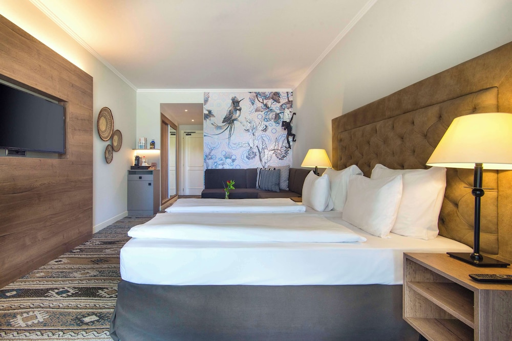 Room, Multiple Beds, Pool View - Photo 8