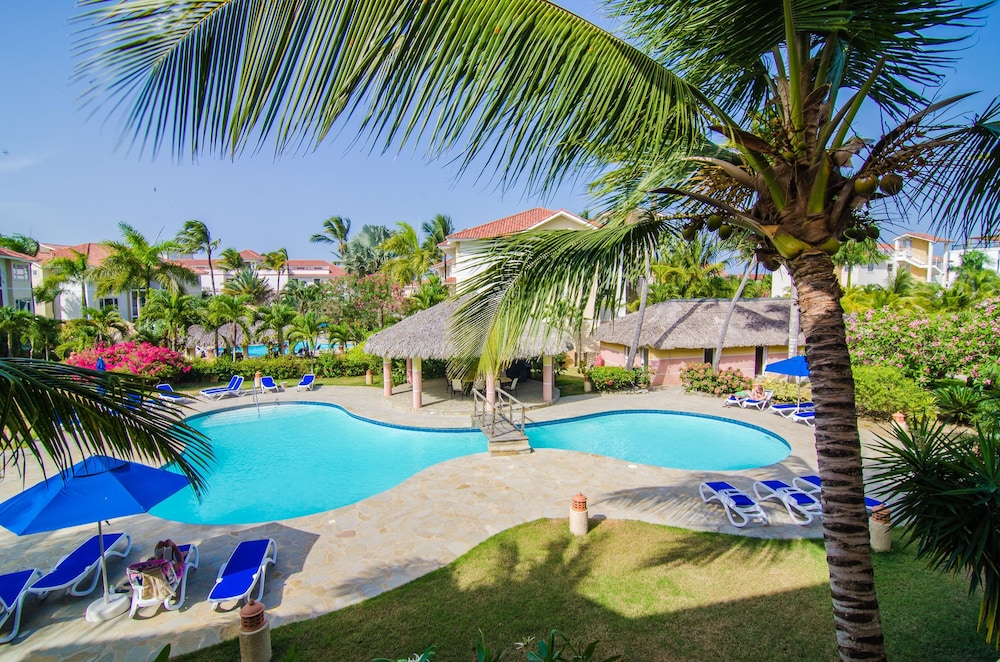 Comfort Studio, 1 King Bed, Pool View, Beachfront photo 2