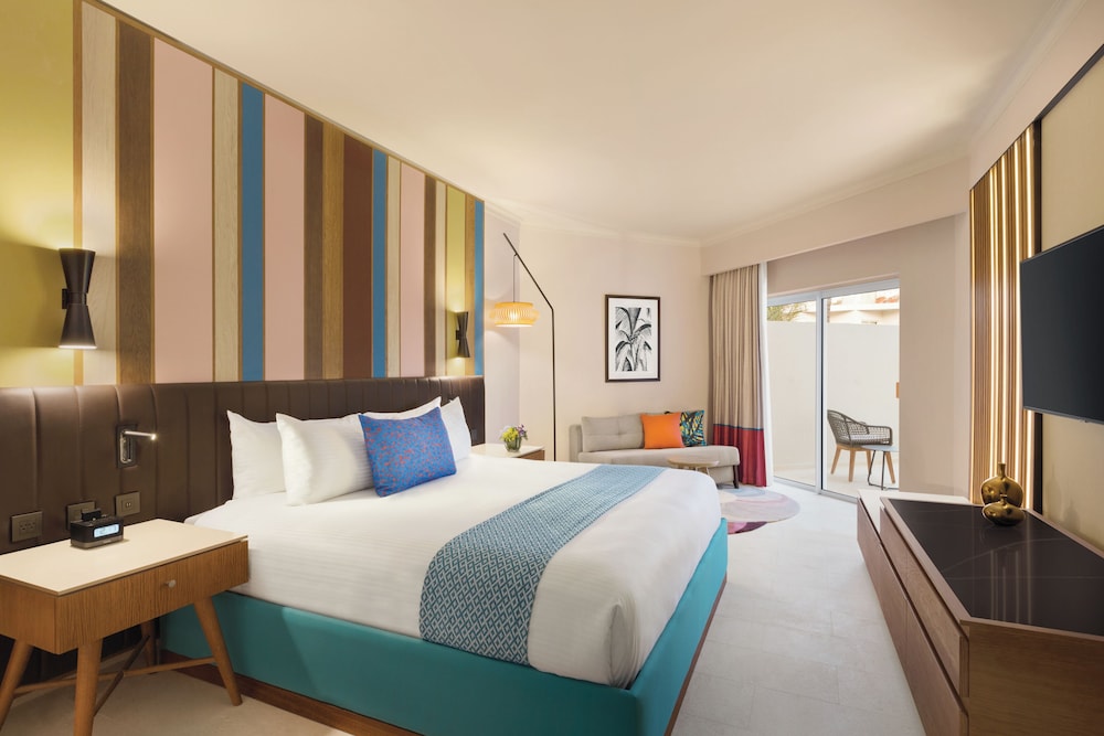 Deluxe Room, 1 King Bed, Garden View