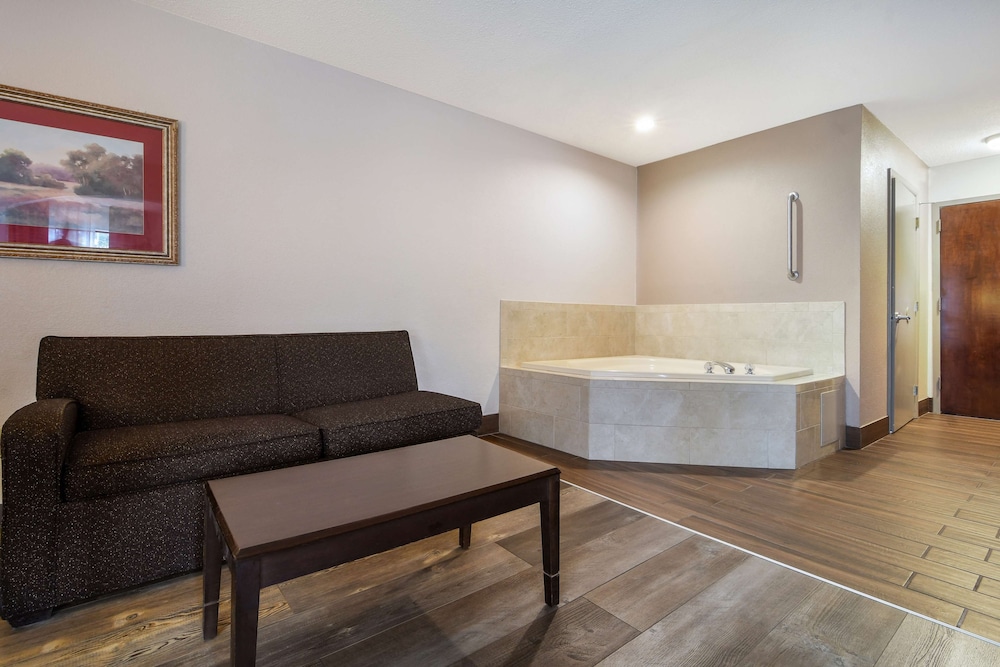 Executive Suite, 1 King Bed, Non Smoking, Jetted Tub (with Sofabed) - Photo 3