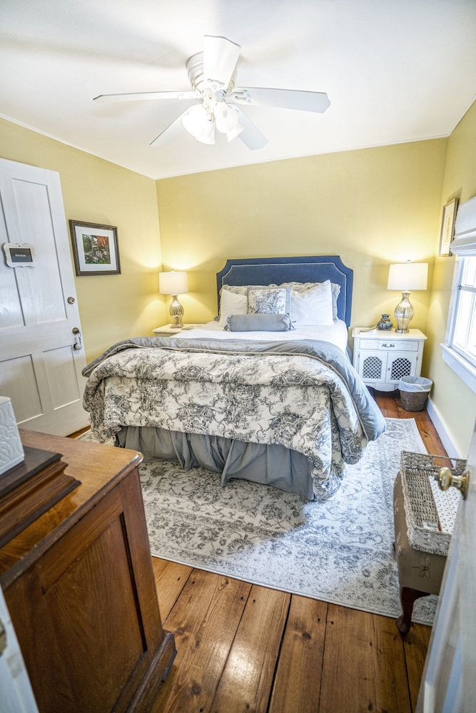 Room, 1 Queen Bed (The Weston Guest Room) photo 1
