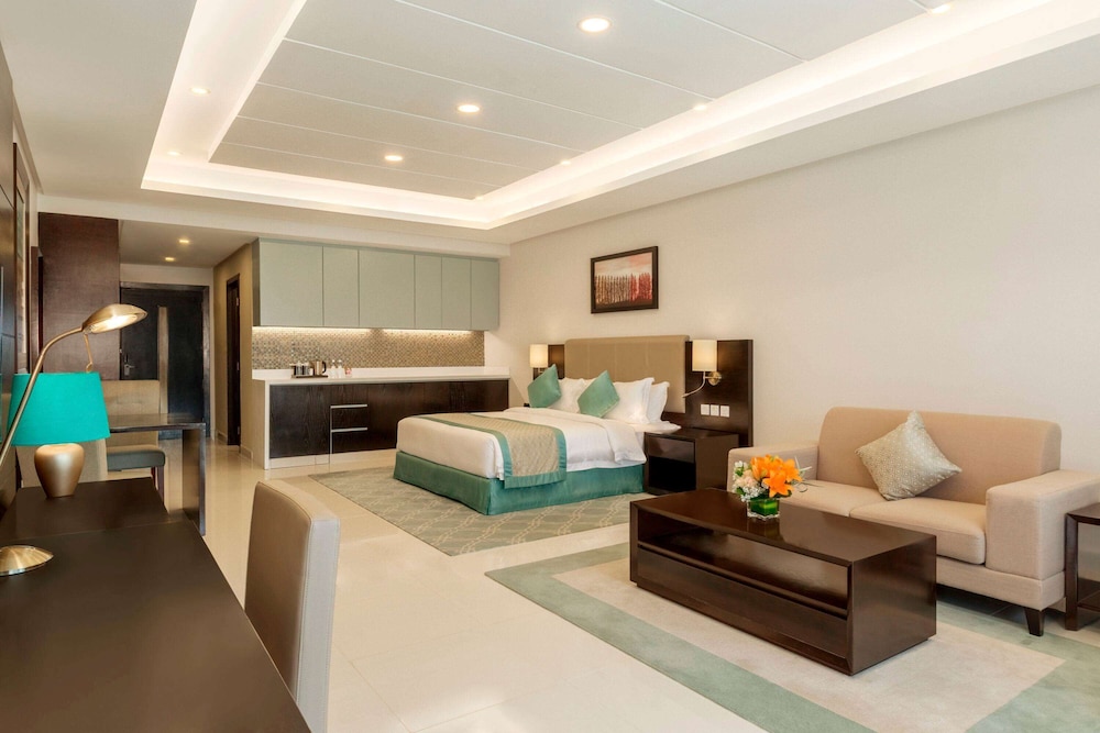 Business Room, 1 King Bed, Smoking (Deluxe) photo 1