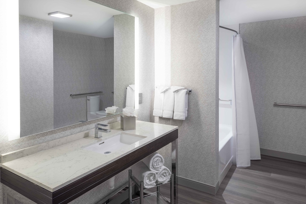 Suite, 1 Bedroom (Mobility/Hearing Accessible, Tub)