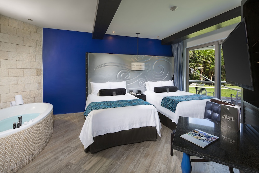 Deluxe Gold, two double beds - Photo 1