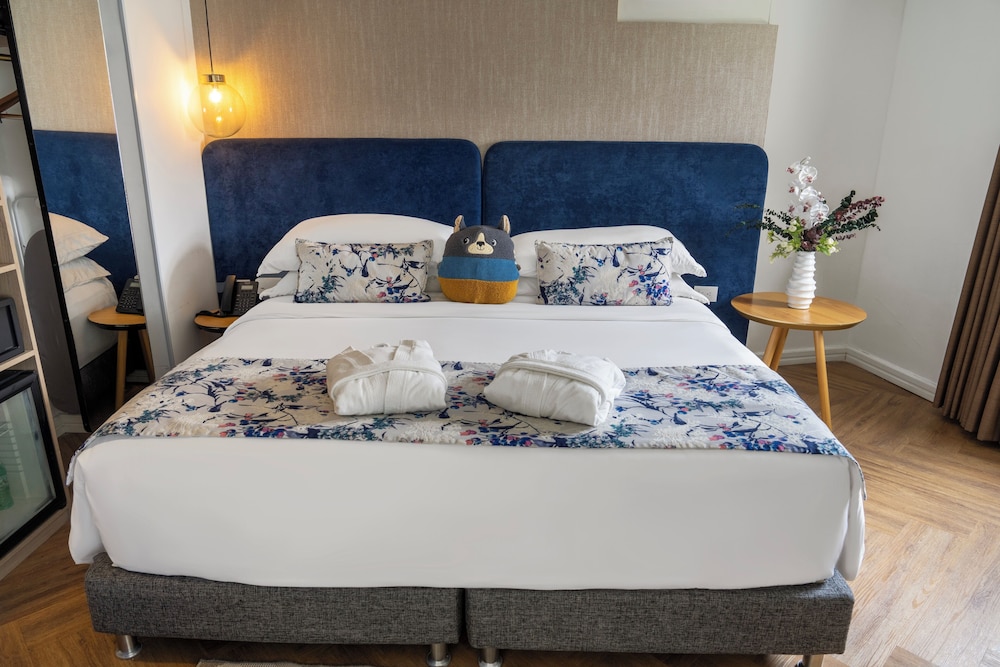 Studio Suite, 1 King Bed, Non Smoking, Balcony - Photo 2