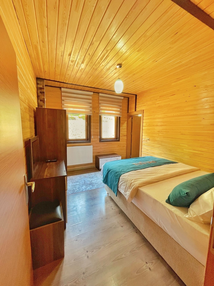 Deluxe Suite, Partial Lake View