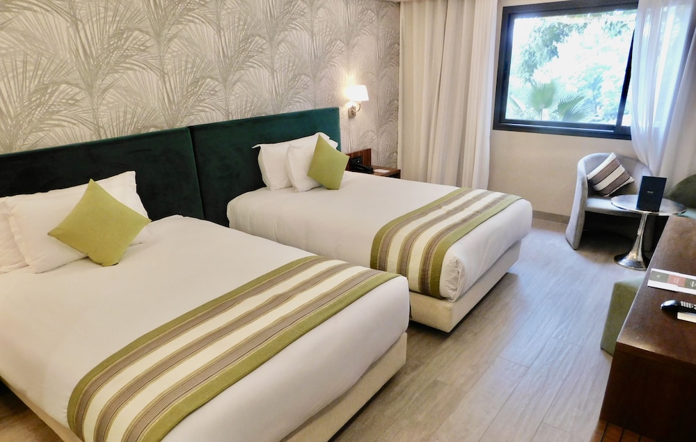 Deluxe Room King Bed Garden View thumbnail 6