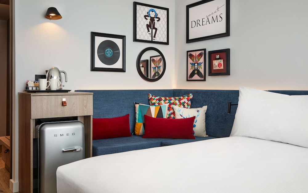 Room, 1 Queen Bed, City View thumbnail 6