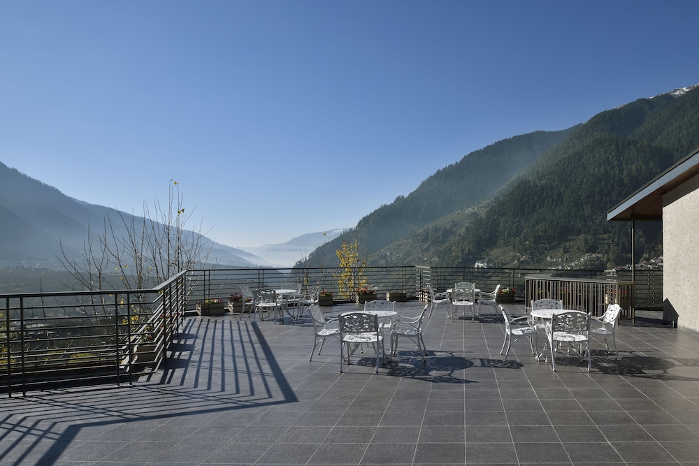 Superior Room with Private Balcony - Photo 8