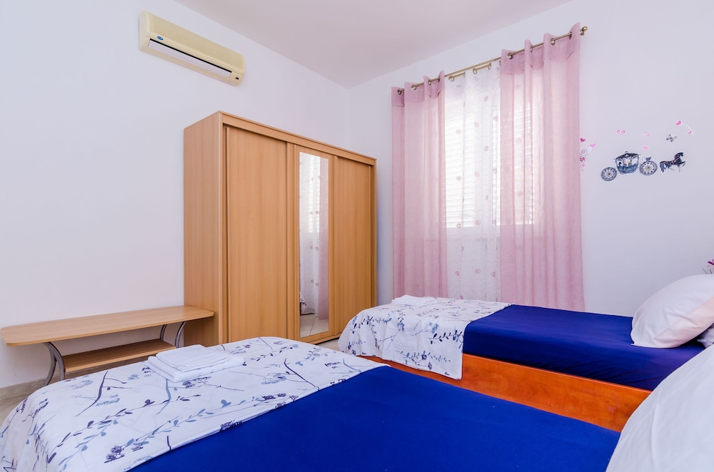 Apartment (Apartment with Shared Pool) photo 2