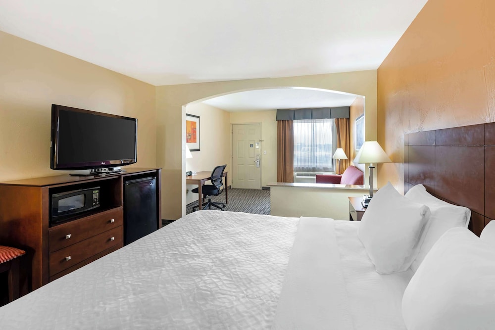 Suite, 1 King Bed, Non Smoking, Microwave photo 3