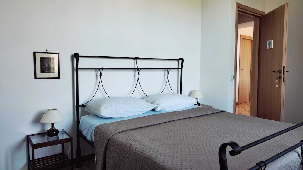 Basic Double or Twin Room, Mountain View photo 1