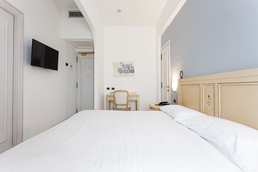 Economy Double Room Single Use - Photo 5