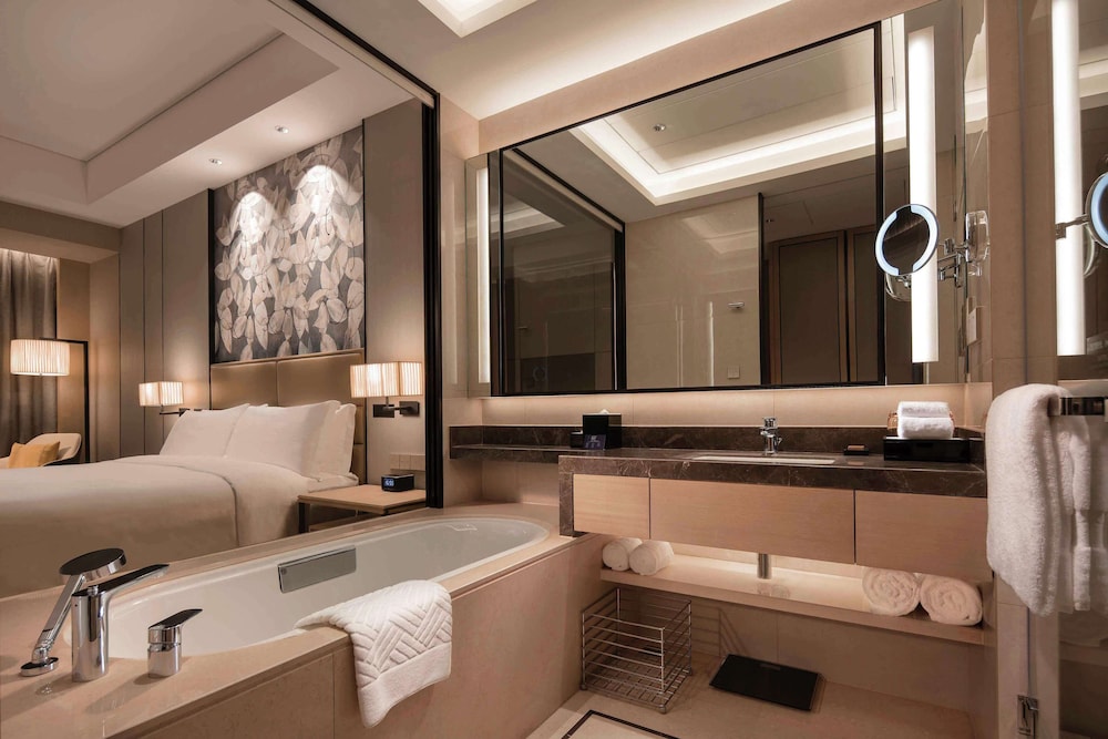 Deluxe King Bed Corner Room - Photo 3