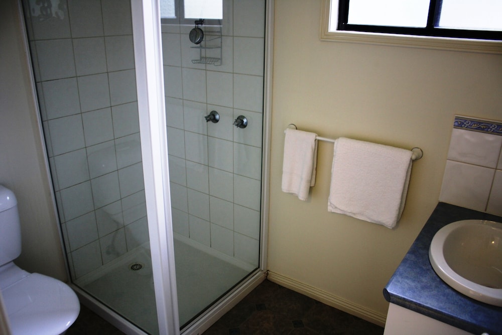 Ensuite Cabin photo 2