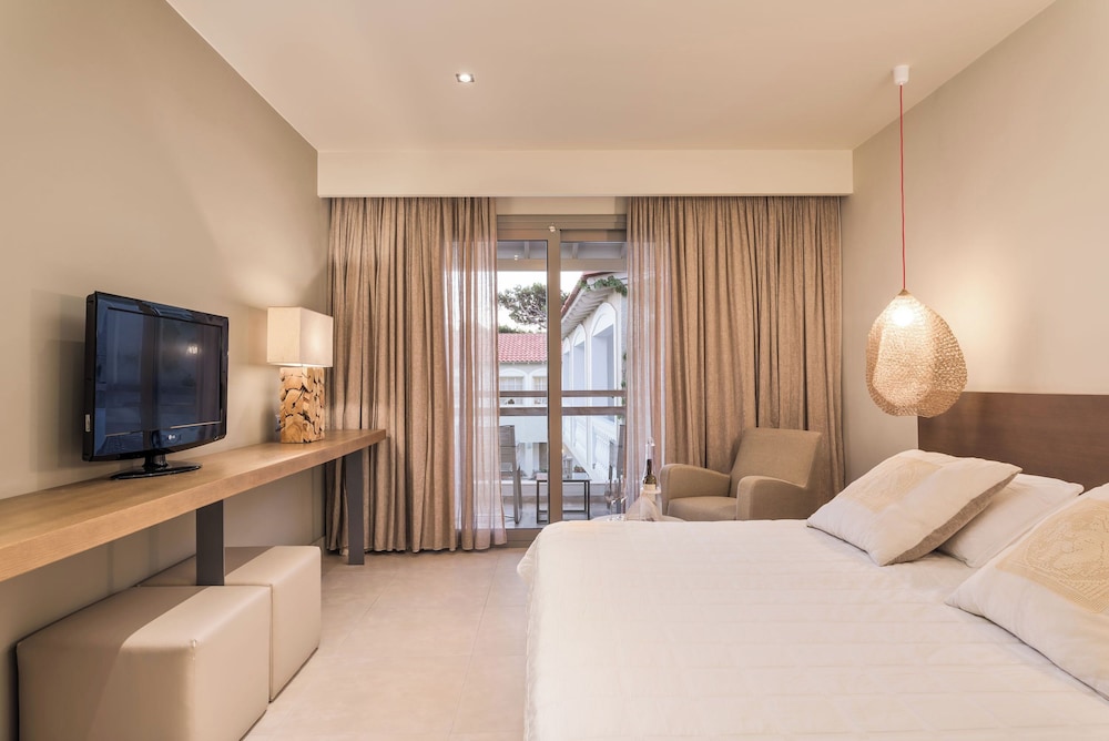 Deluxe Double or Twin Room, Balcony, Pool View - Photo 3