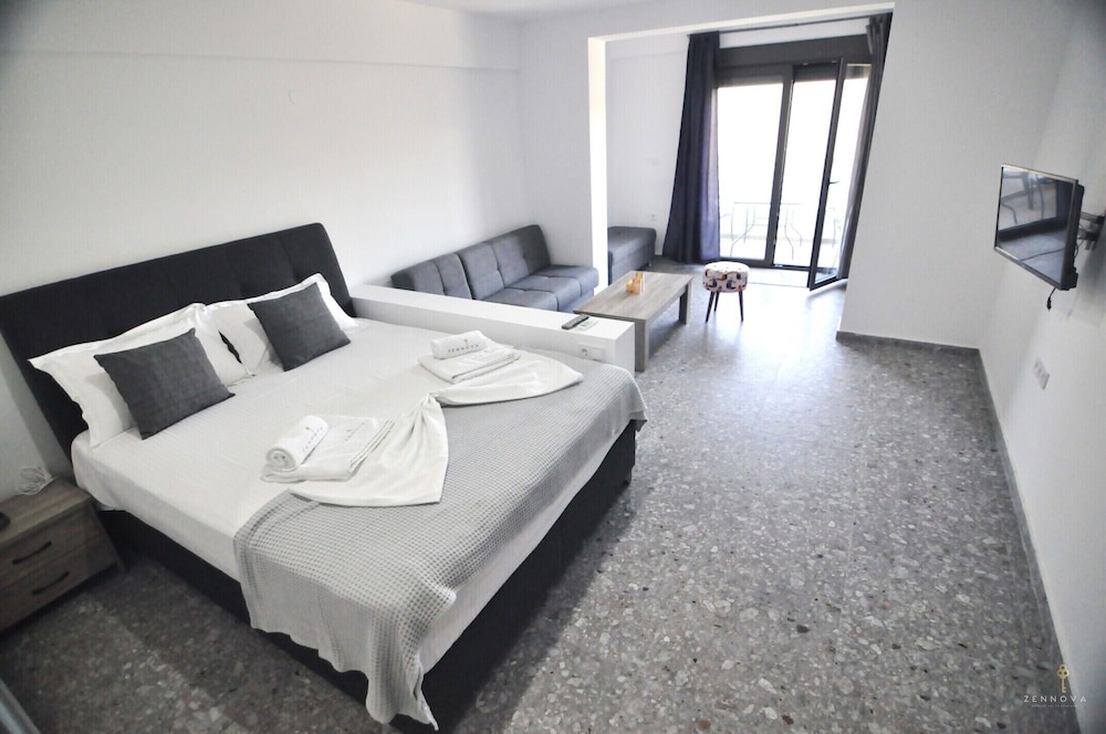 Luxury Studio Suite, 1 King Bed photo 2