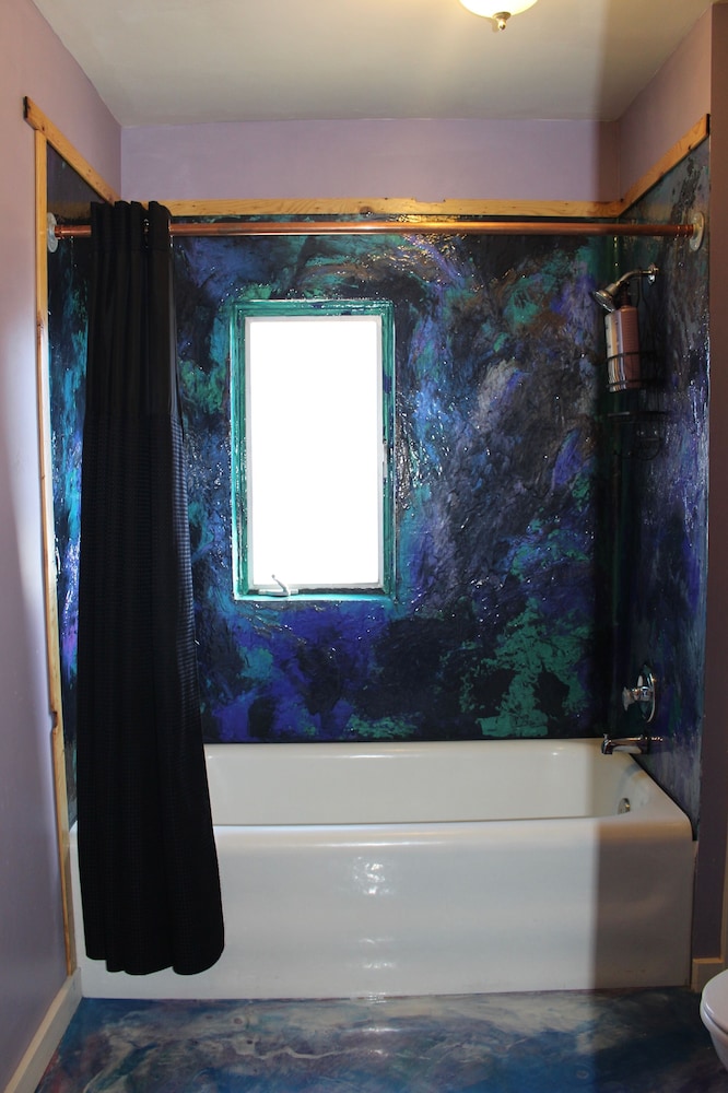 Classic Room, 1 Queen Bed, Private Bathroom photo 3