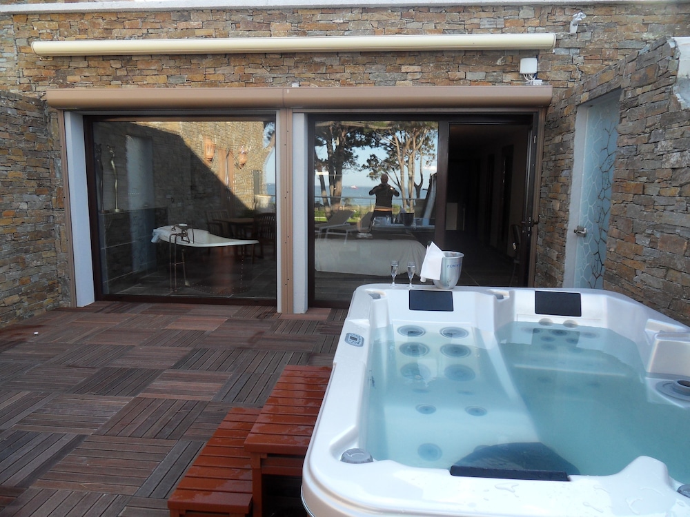 Elizabeth Suite, private terrace with Jacuzzi, sea view photo 3