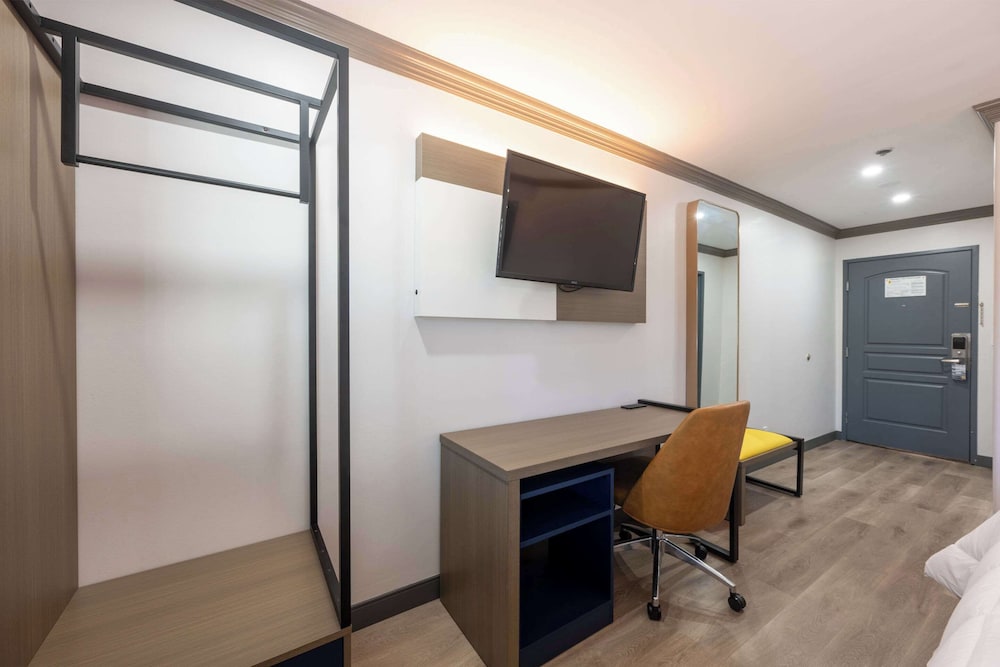 Standard Room, 1 King Bed, Non Smoking - Photo 7