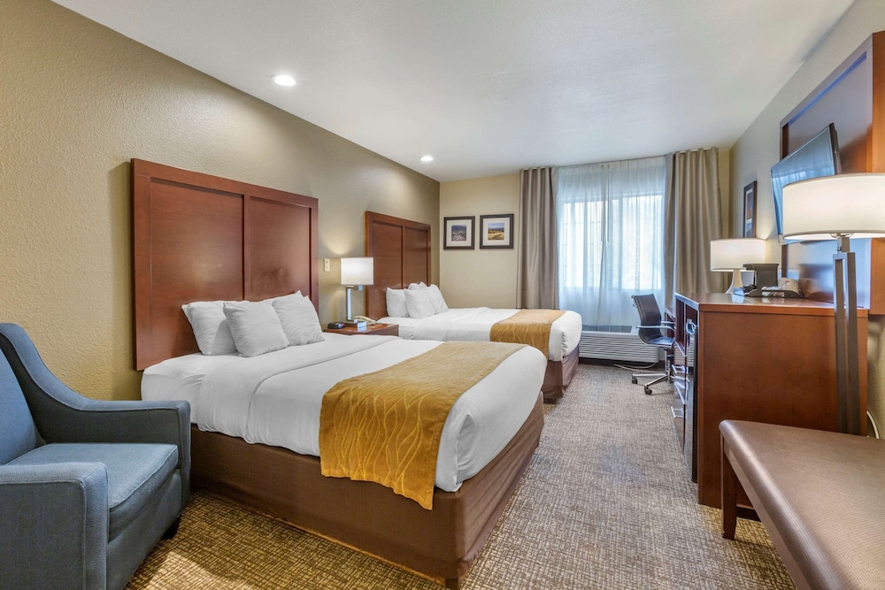 Standard Room, 2 Queen Beds, Non Smoking - Photo 1