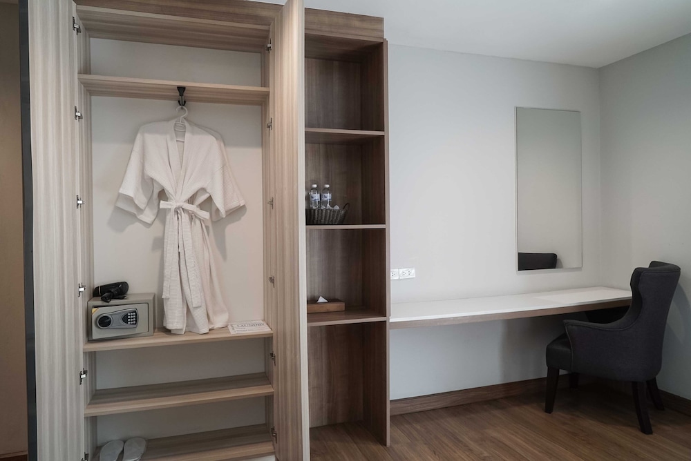 1 King Bed Street View - Photo 4