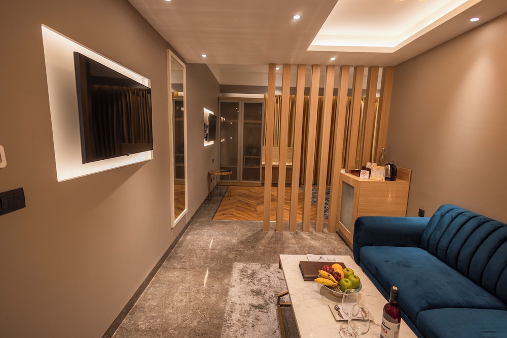 Executive Suite - Photo 10