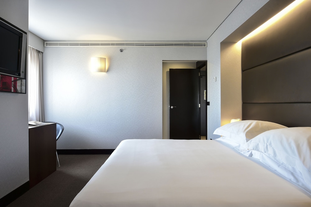 Deluxe Suite, City View thumbnail 5