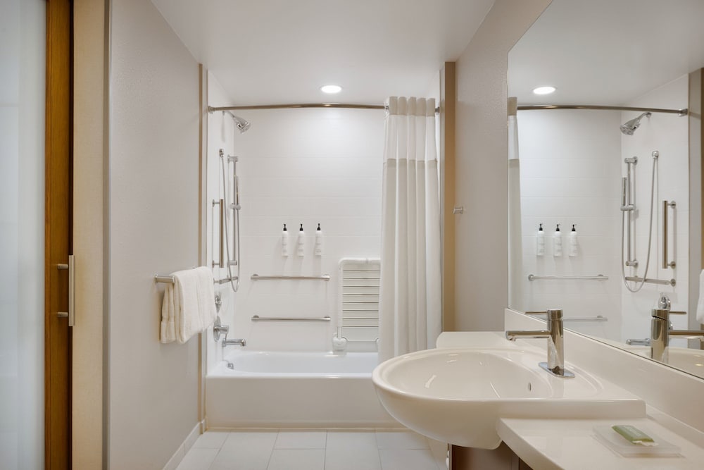 Studio, Multiple Beds, Balcony (Mobility/Hearing Accessible, Tub) photo 3