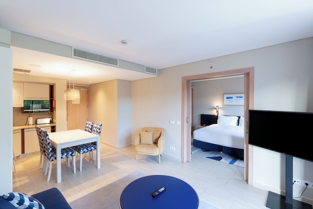 One Bedroom Apartment, Pool View - Photo 7