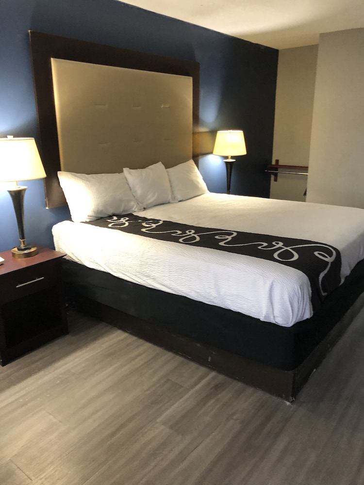 Economy Single Room, 1 King Bed, Accessible photo 1