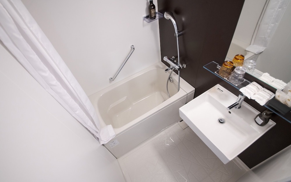 Premier Twin Room [Book 90 days before gets you free water bottle!] - Photo 6