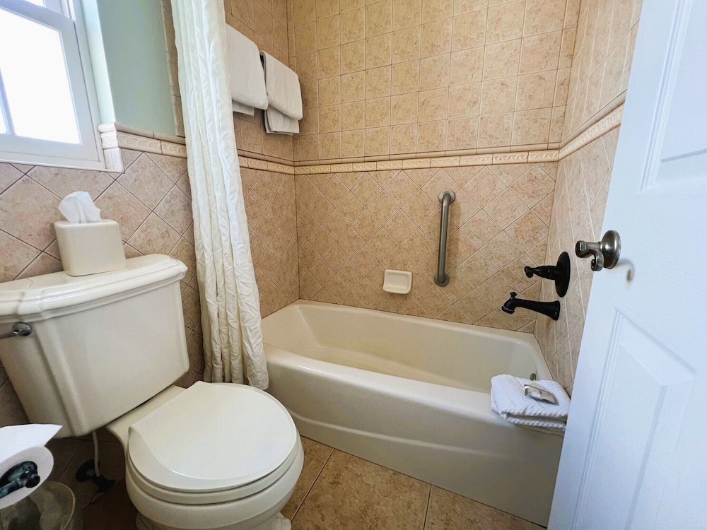 Signature Room, 1 Queen Bed, Non Smoking, Bay View, photo 6