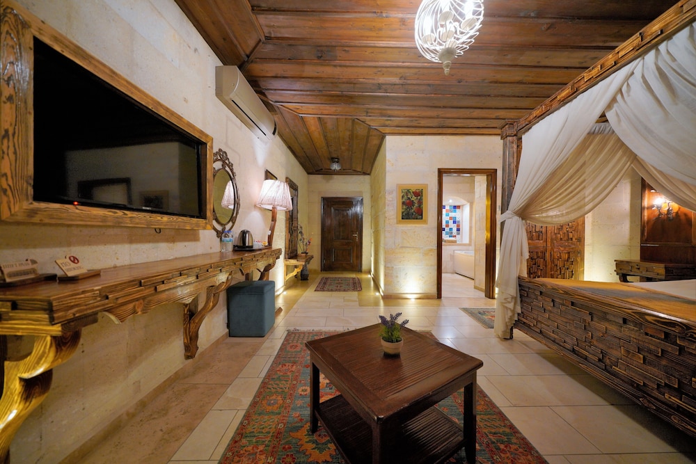 Honeymoon Suite photo 2
