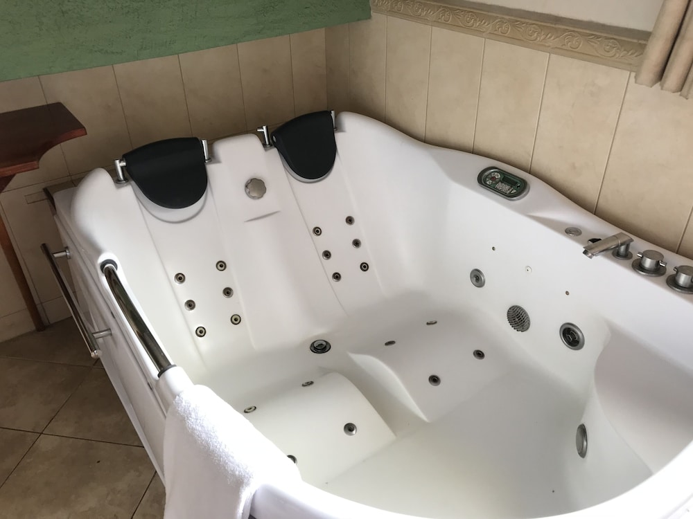 Executive Penthouse, 1 King Bed, Hot Tub photo 3