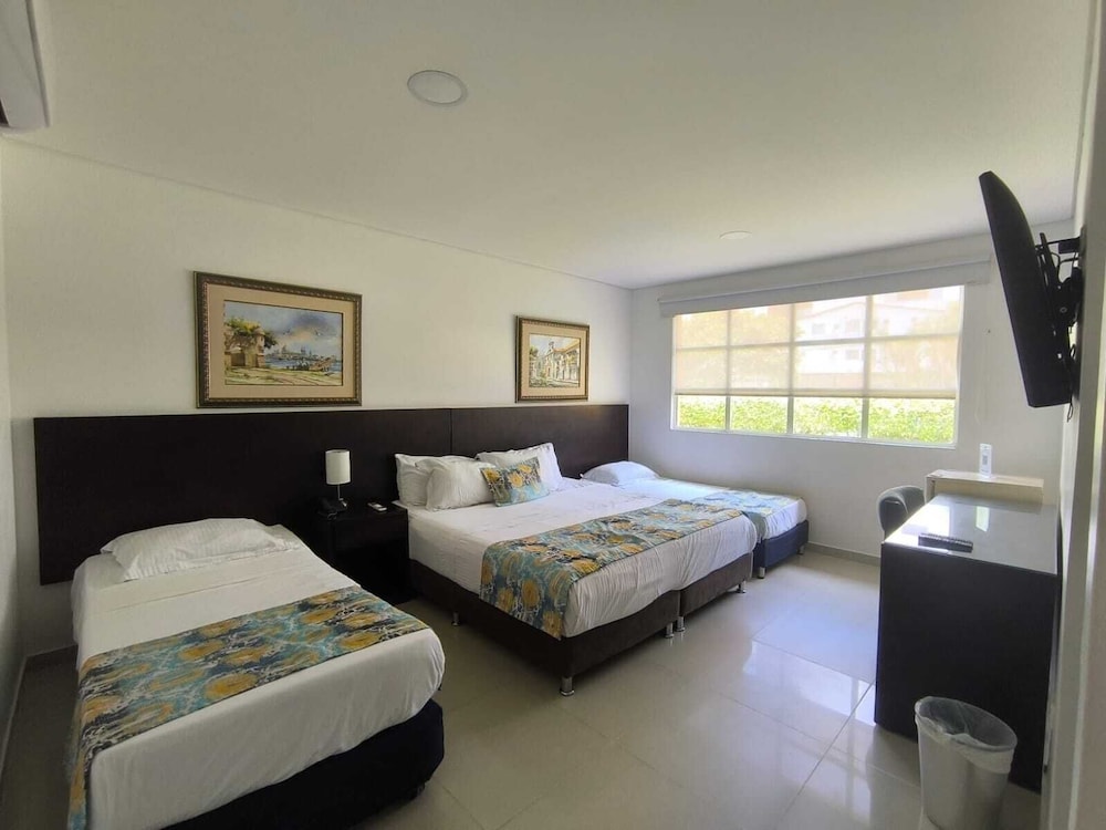 Quadruple Room, 1 King Size Bed, 2 Single Beds photo 1