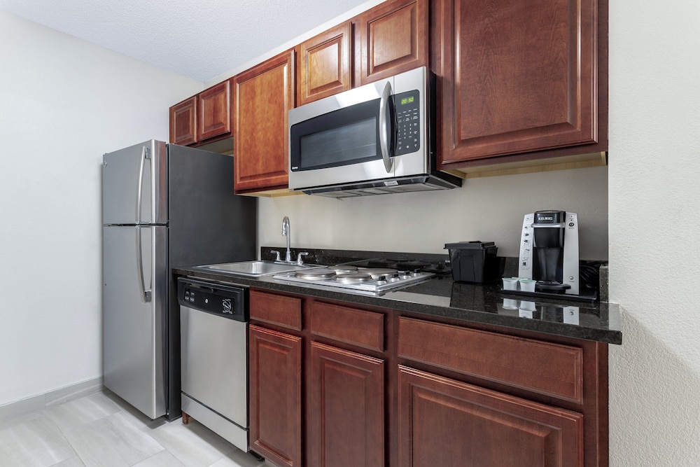 Suite, 2 Bedrooms - Photo 10