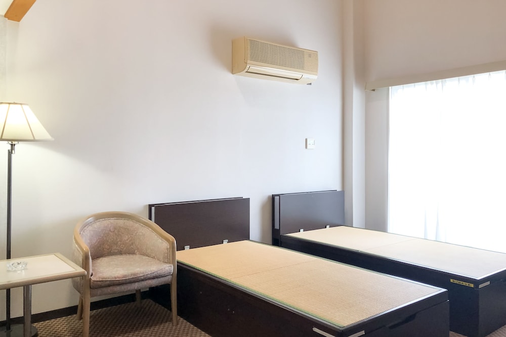 Quadruple Room, Smoking