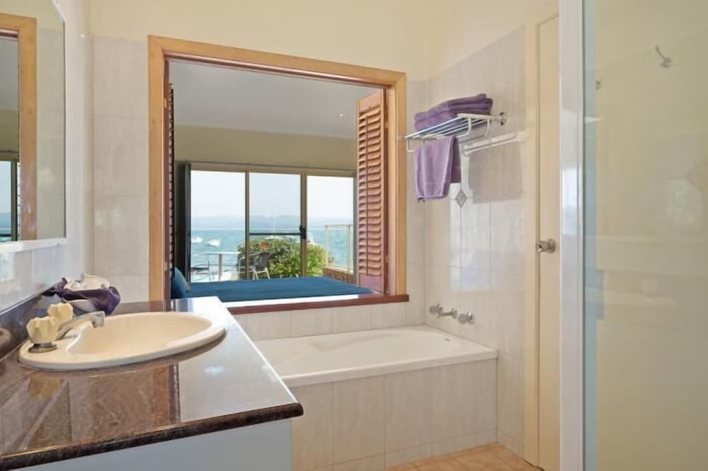 Deluxe Suite, 1 Bedroom, Non Smoking, Kitchenette (Beachfront Unit 3- 1 bedr) photo 2