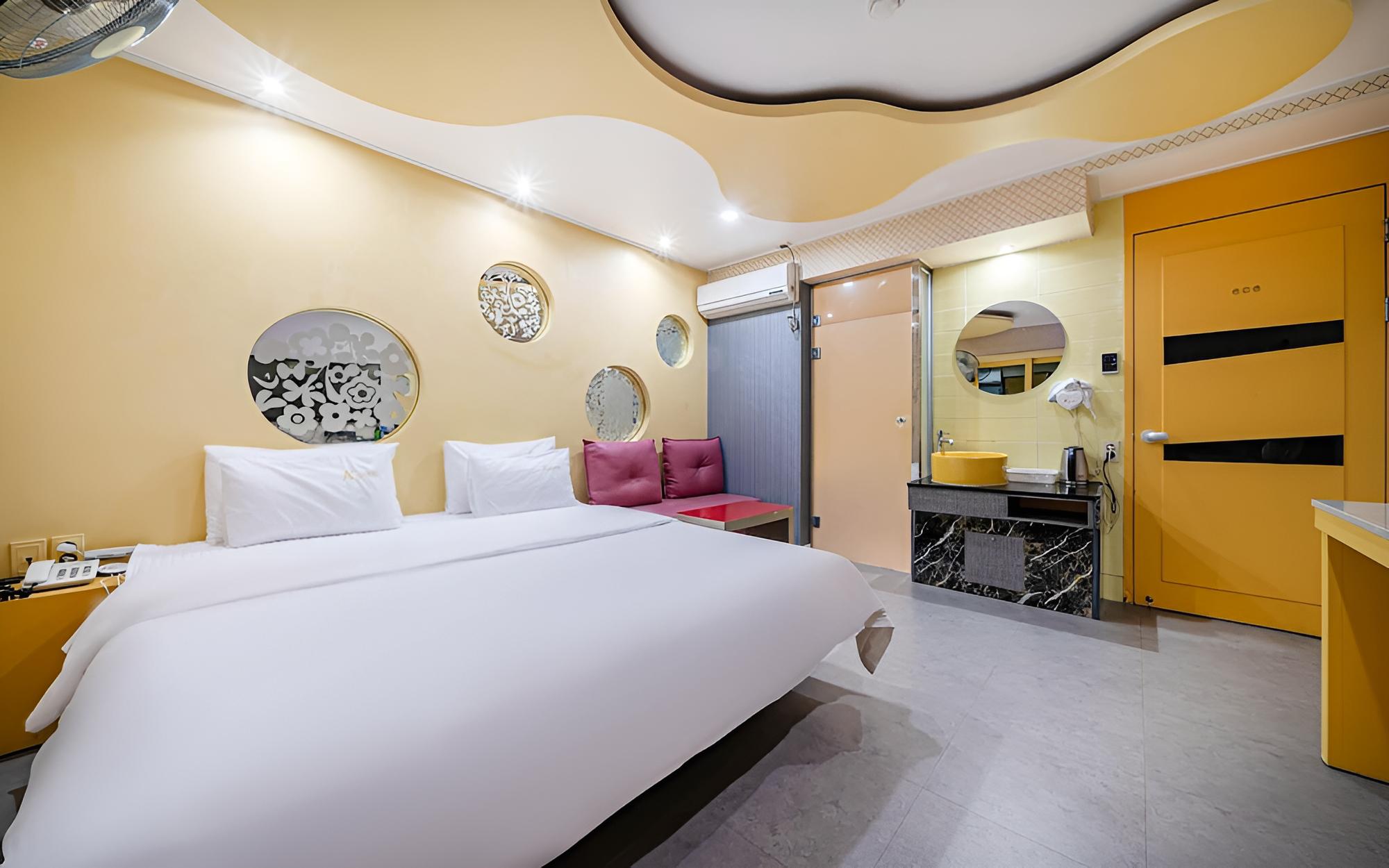 Room (Standard Room (Netflix EV Charger Par) photo 2